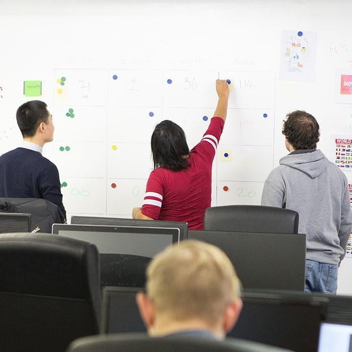 Full magnetic wall for meetings made with magnetic plaster